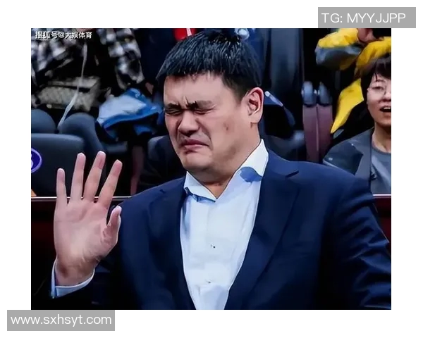 姚明跨界挑战足球运动展现体育精神与实力的完美结合