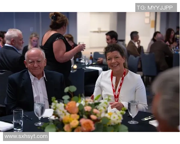 巴西足球明星齐聚一堂共同观赛热情高涨尽显团结精神